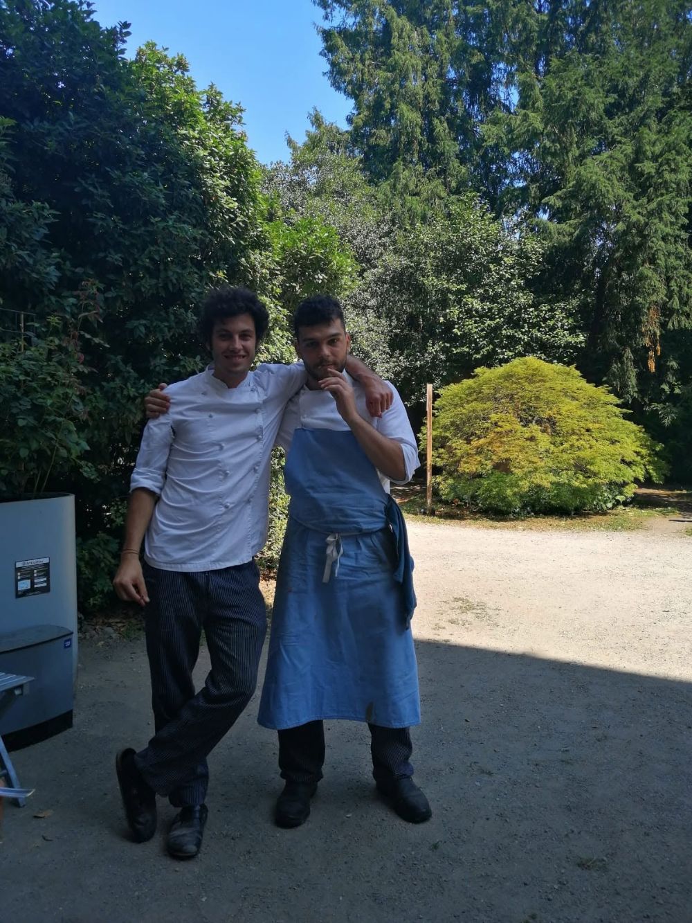 Dejan con un collega cuoco davanti al ristorante
