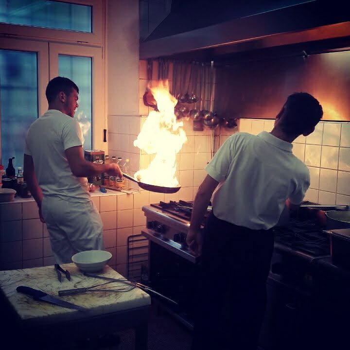 Flambé nel pieno del servizio